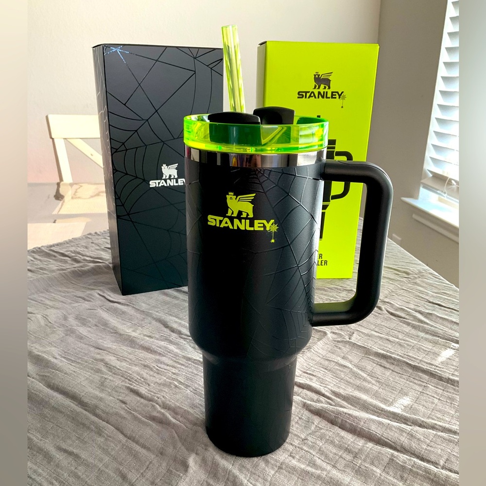 STANLEY - NIB The Halloween Quencher H2.0 FlowState Tumbler | 40 OZ